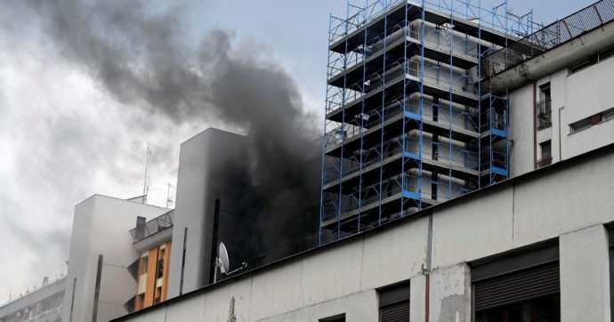 A fuoco un edificio in ristrutturazione: un morto, 17 feriti