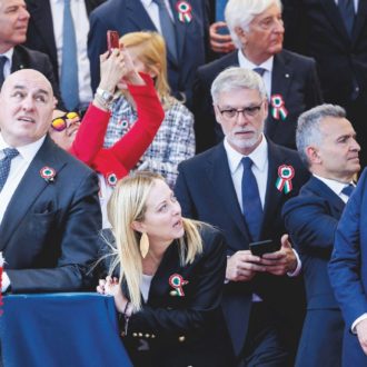 Copertina di Pure la festa della Repubblica diventa il festival della guerra