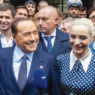 Copertina di Simbolo di FI: Fascina ora epura la “voce” di Berlusconi