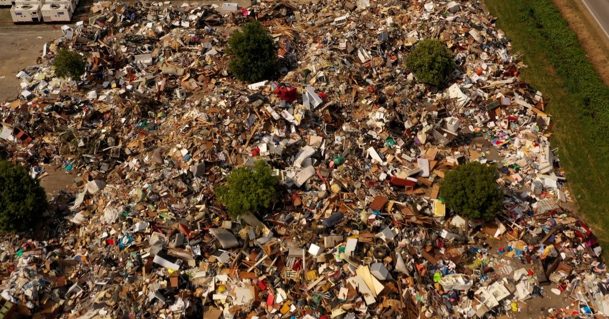 Tavoli, armadi, elettrodomestici: montagne di rifiuti da smaltire dopo l’alluvione in Emilia Romagna. Le impressionanti immagini da Conselice