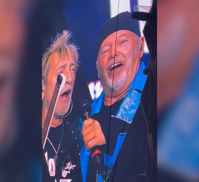 Vasco Rossi canta a sorpresa “Romagna mia” dal palco di Rimini: “Gente fiera e orgogliosa, che non molla mai”