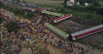Copertina di Catastrofe ferroviaria in India, corsa contro il tempo per trovare persone ancora vive tra i vagoni rovesciati sui binari: le immagini