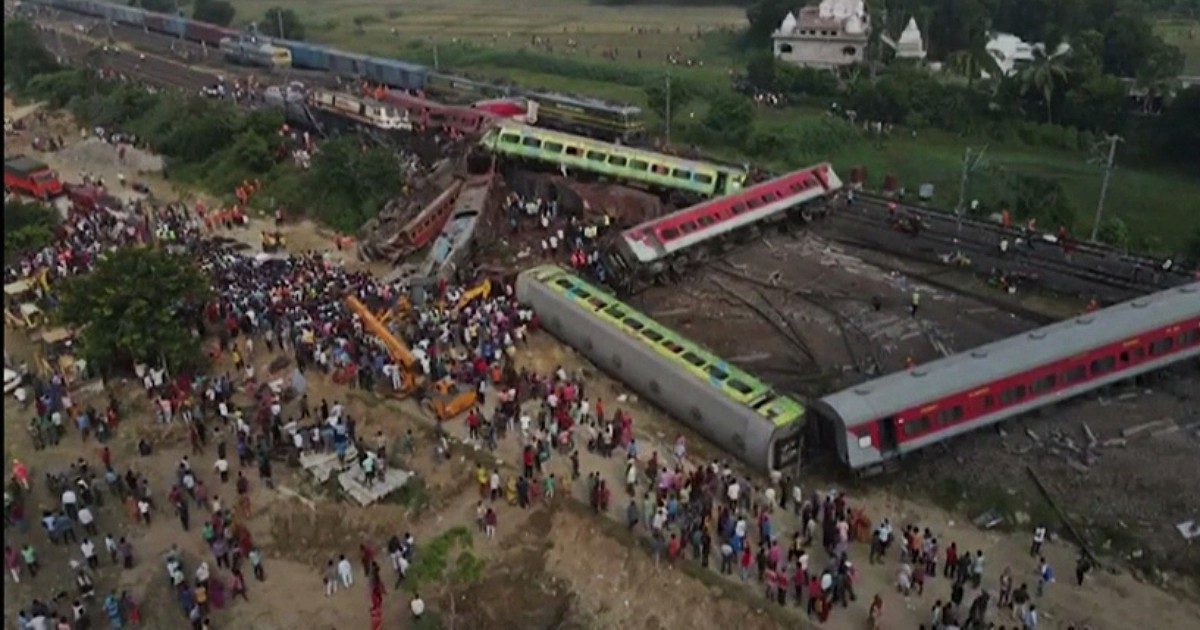 Catastrofe ferroviaria in India, corsa contro il tempo per trovare persone ancora vive tra i vagoni rovesciati sui binari: le immagini