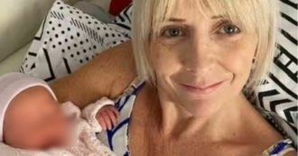 Copertina di Per 28 anni prova ad avere un figlio, a 53 anni finalmente realizza il sogno di essere mamma: “Ho speso più di 120 mila euro per le fecondazioni in vitro”