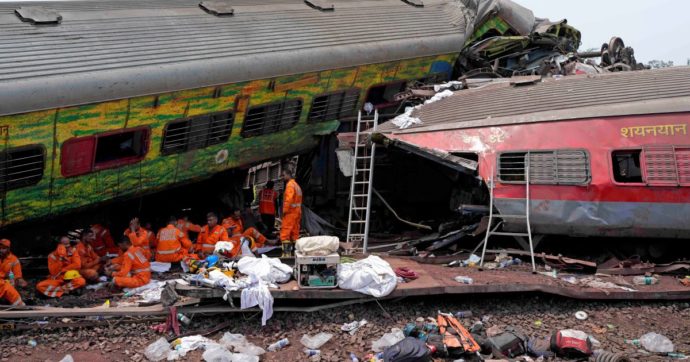 Incidente fra 3 treni in India: quasi 300 morti e 900 feriti
