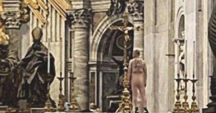 Copertina di S. Pietro, polacco nudo su altare: “Sacrilegio”