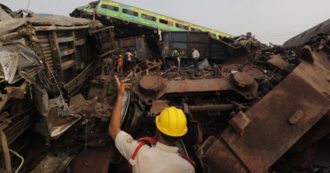 Copertina di Scontro tra tre treni in India: almeno 288 morti, oltre 900 i feriti. Ospedali in tilt, lotta contro il tempo per i soccorsi