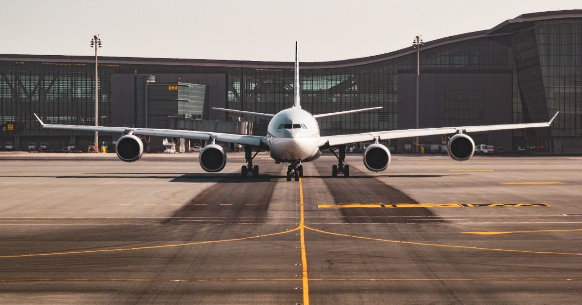La compagnia aerea pesa i passeggeri sulla bilancia prima del decollo: “Lo facciamo per risparmiare sul carburante”