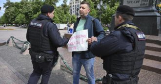 Copertina di Cartelli con gli auguri e palloncini per il compleanno di Navalny: oltre 90 manifestanti arrestati in Russia