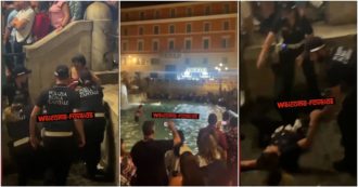 Copertina di Fa il bagno nella Fontana di Trevi e con un calcio fa cadere a terra la vigile che l’aveva fermata: le immagini girate