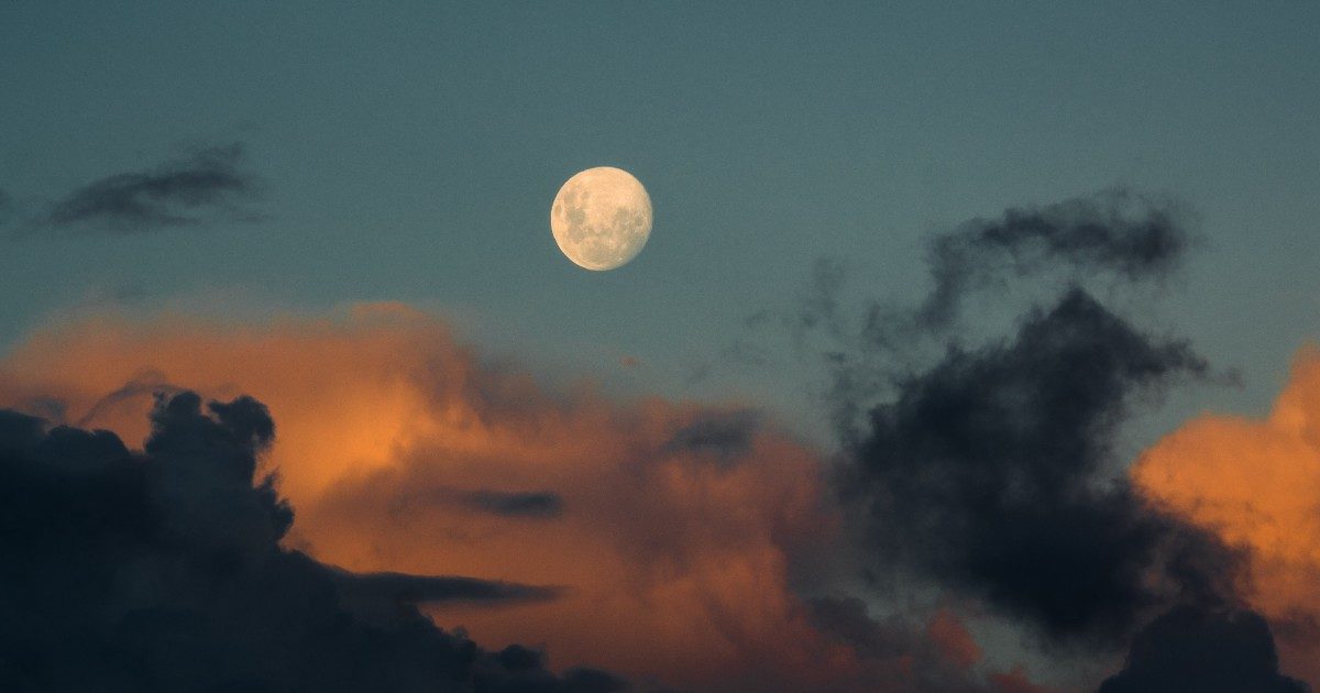 Stasera la Luna piena “di fragola”: perché si chiama così e a che ora vederla