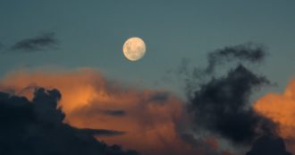 Copertina di Stasera la Luna piena “di fragola”: perché si chiama così e a che ora vederla