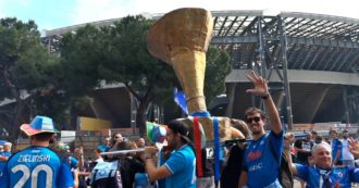Copertina di Napoli di nuovo invasa dai tifosi per la grande festa di fine campionato. Allo stadio Maradona la premiazione degli azzurri