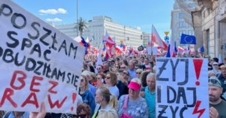 Copertina di Polonia, mezzo milione in piazza contro “le menzogne del governo corrotto”: è il numero più alto dalla fine del comunismo