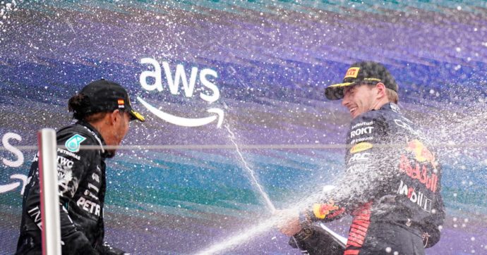 F1, al gp di Spagna trionfa ancora Verstappen e fa 40 vittorie in carriera. Hamilton torna sul podio, per le Ferrari un’altra gara difficile