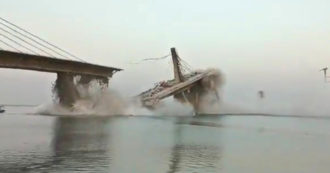 Copertina di L’impressionante crollo di un ponte ripreso in diretta dai cittadini nello Stato indiano di Bihar: è la seconda volta che succede