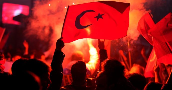 Nella Turchia di Erdogan il calcio sta sprofondando sotto montagne di debiti
