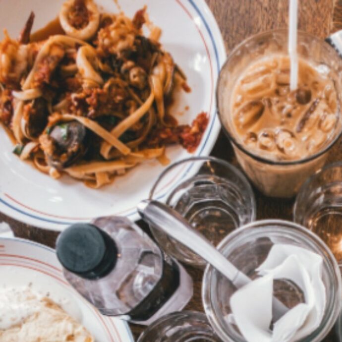 Scattare foto di quello che mangiamo può aiutare con la dieta: lo studio dell’università australiana