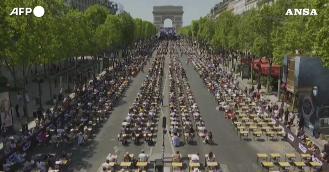 Gli Champs-Élysées si trasformano in un’aula gigante all’aperto: centinaia di banchi per “il più grande dettato del mondo” – Video