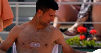 Copertina di Roland Garros, Djokovic e il misterioso cerotto sul petto. Un’azienda veneta: “È un laser”