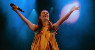 Copertina di Elisa a FqMagazine: “Non si può fare una canzone incredibile ogni tre mesi, per ora niente album. Io attrice? No grazie, preferisco vedere i film al cinema”