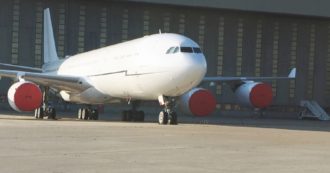 Copertina di Air force Renzi, Matteo insiste: elogia l’aereo pagato 26 volte il suo valore