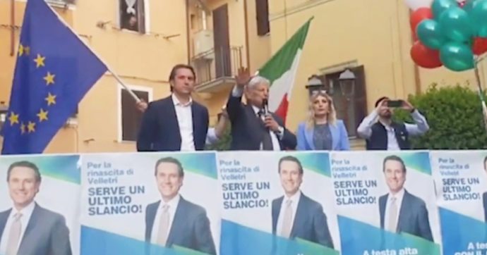 L’ex sindaco renziano fa il saluto fascista