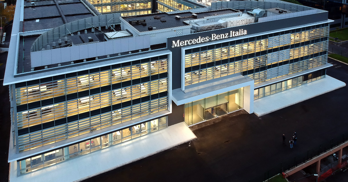 Copertina di Mercedes-Benz, la filiale italiana festeggia cinquant’anni di storia nel nostro Paese