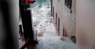 Copertina di Crisi climatica, forti piogge in Emilia-Romagna: strade allagate e smottamenti nel Reggiano – Video