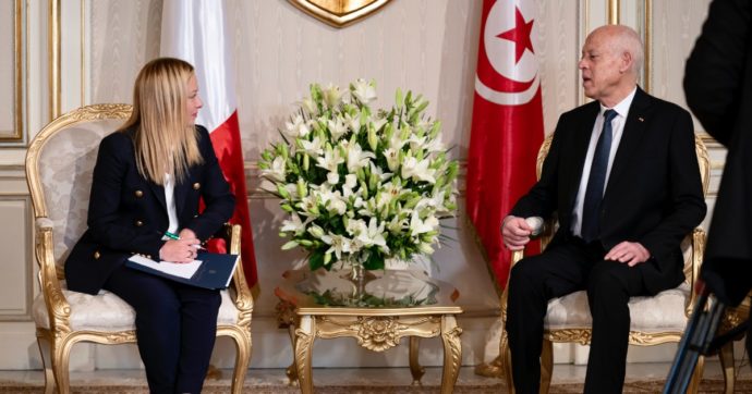 Meloni a Tunisi: “Ottimo lavoro, a maggio sbarchi diminuiti. Ora è indispensabile la stabilizzazione del Paese”