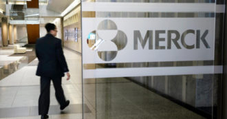 Copertina di La casa farmaceutica Merck fa causa al governo Usa. “Contrattare sui prezzi dei medicinali è come un’estorsione”