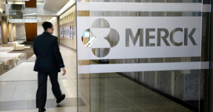 La casa farmaceutica Merck fa causa al governo Usa. “Contrattare sui prezzi dei medicinali è come un’estorsione”