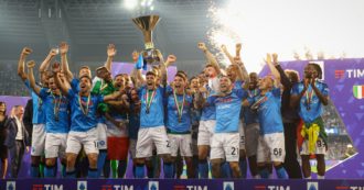 Copertina di “Napoli è il caos che ipnotizza”: Giorgio Armani firma le divise della squadra e la nuova maglia azzurra con il terzo scudetto diventa icona