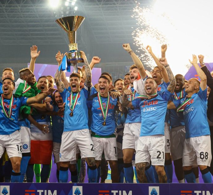“Napoli è il caos che ipnotizza”: Giorgio Armani firma le divise della squadra e la nuova maglia azzurra con il terzo scudetto diventa icona