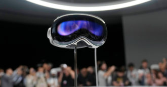 Copertina di La nuova sfida di Apple, visore per realtà virtuale e metaverso da 3.499 dollari. Sul mercato nel 2024