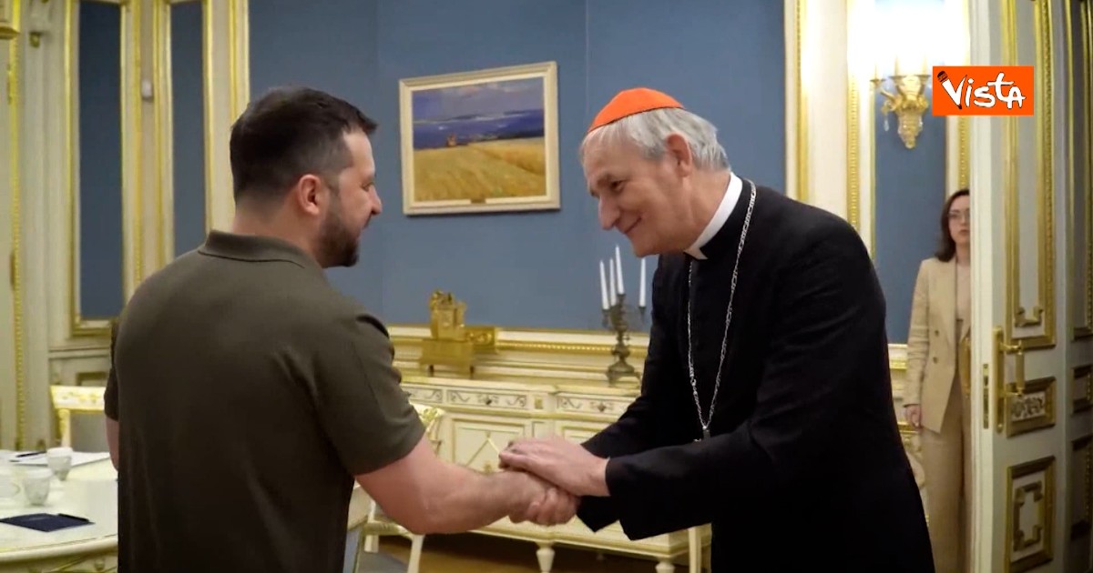 Zelensky riceve a Kiev il Cardinale Zuppi: il video dell’incontro per parlare di “giusta pace”
