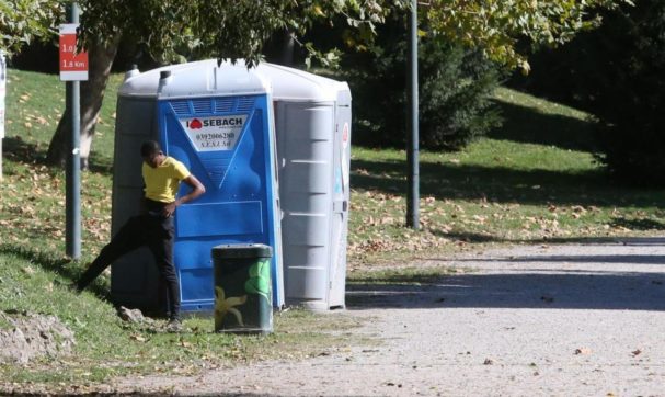 Milano, preso di mira dai teppisti all’interno di un bagno chimico: chiede il risarcimento, dovrà pagare al Comune 9mila euro