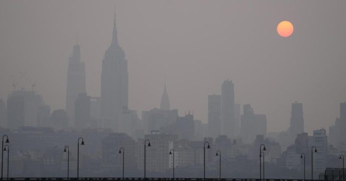 Oltre 100 milioni di americani nella morsa del fumo e della cenere degli incendi canadesi. New York è città più inquinata del mondo
