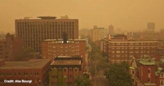 Cielo arancione sopra Ottawa a causa degli incendi che stanno colpendo il Canada: la coltre di fumo arriva a New York