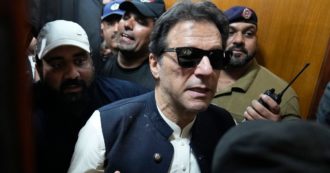 Copertina di L’ex premier pakistano Imran Khan denunciato per omicidio: “Ha ordinato l’uccisione del legale che voleva mandarlo a processo”