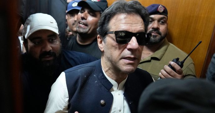 L’ex premier pakistano Imran Khan denunciato per omicidio: “Ha ordinato l’uccisione del legale che voleva mandarlo a processo”