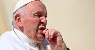 Copertina di Papa Francesco, conclusa l’operazione di 3 ore all’addome: “Nessuna complicazione”. Il chirurgo: “Sta bene e ha scherzato con me”