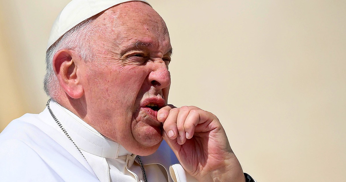 Papa Francesco, concluso l’intervento chirurgico all’addome: la degenza non sarà breve