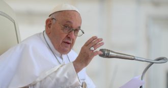 Copertina di Papa Francesco: “Si spendono i soldi per le armi e non per i pasti”
