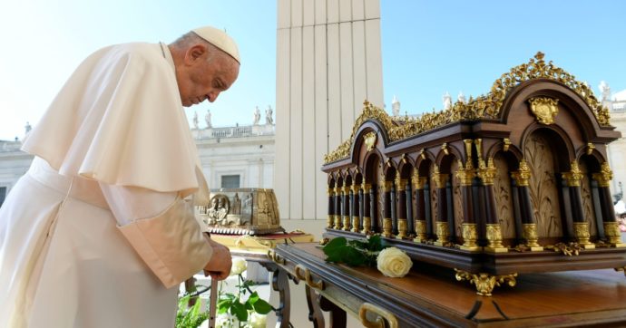 Il Papa telefona alla mamma del bimbo battezzato al Gemelli: “Grazie per essere venuta a trovarmi”