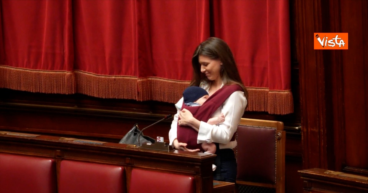 Camera, la deputata M5s Gilda Sportiello allatta il figlio in Aula: è la prima volta nella storia parlamentare