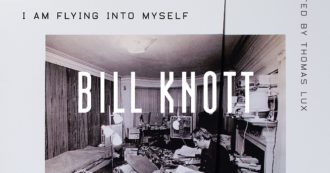 Copertina di Nel mondo di Bill Knott – La tua nudità: il rumore quando spezzo una mela a metà (Traduzione di Stefanie Golisch)