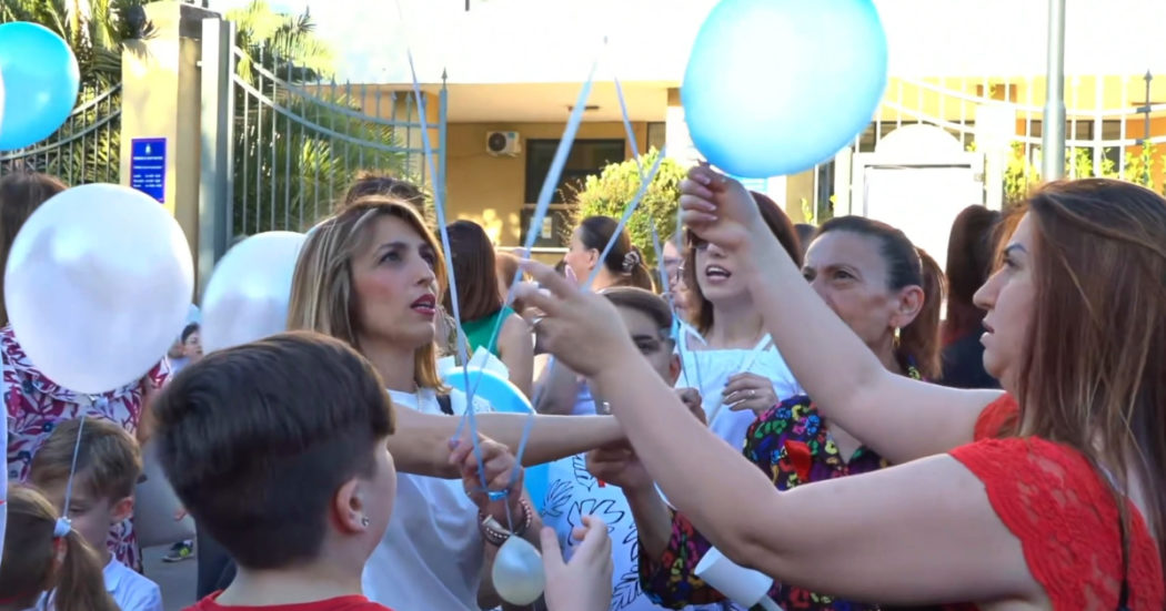 Centinaia di persone alla fiaccolata per Giulia Tramontano a Sant’Antimo: “Basta far crescere uomini assassini” – Video