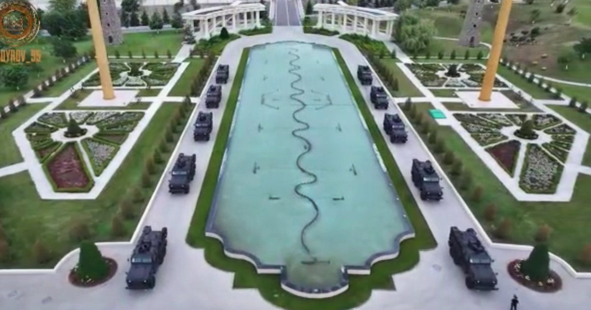 Autoblindate militari cinesi a servizio della Russia: il leader ceceno Kadyrov le mostra in un video