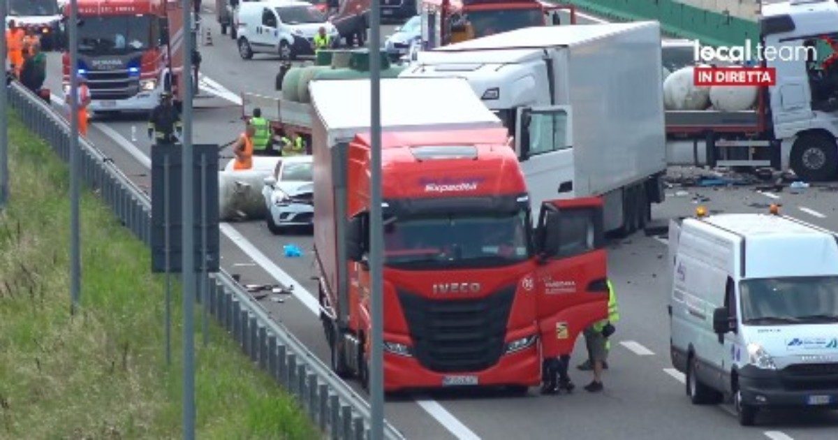Incidente sull'autostrada A4: schianto tra auto e mezzi pesanti, due ...